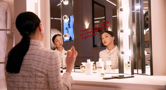 方脸妹说时尚|周迅有幸为国货代言，穿露脐西装配喇叭裤却瘦成麻杆，目测就70斤