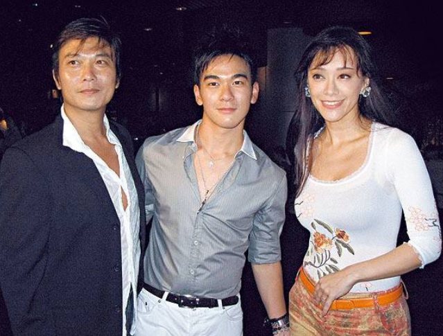 葛行于|钱小豪长子牵手女友街头遛狗，网红女友身材太火辣，路人侧目偷瞄