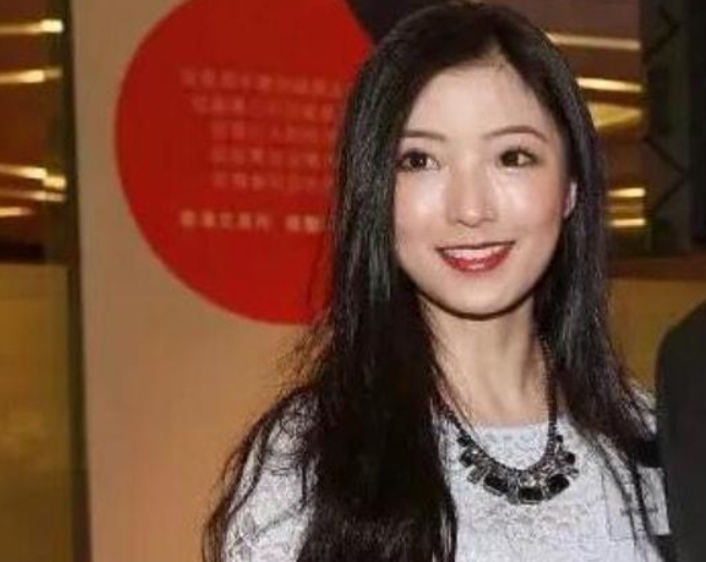 范上官|金融女神陈可欣:差点成赌王儿媳,夺闺蜜男友,激情舌吻不堪入目