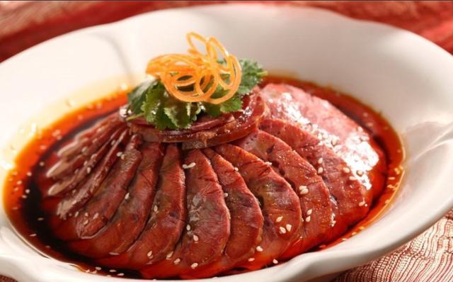 小允儿的妈妈|怎样把大块牛肉煮熟后切片后像猪肉一样软烂不塞牙？饭店是不是加硝盐或小苏打腌后再煮的？