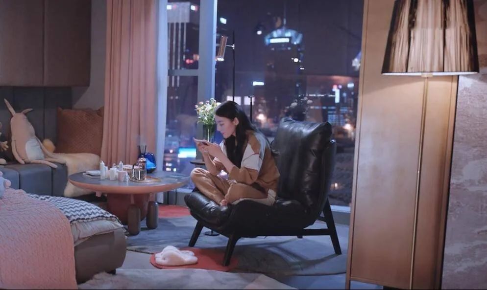 迪丽热巴|迪丽热巴新剧“半个亿”大平层太壕！400㎡陈列100万家具拉满！