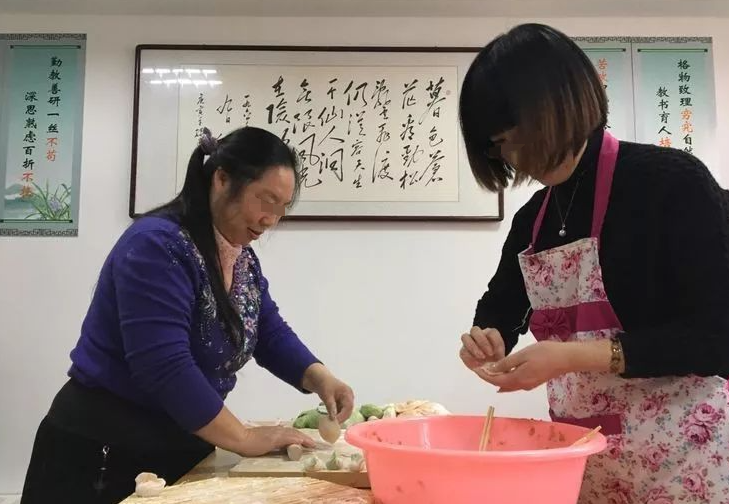 糖果的妈妈|女性在中秋不能回娘家团圆？各种讲究偏向婆家，宝妈不解：凭啥？