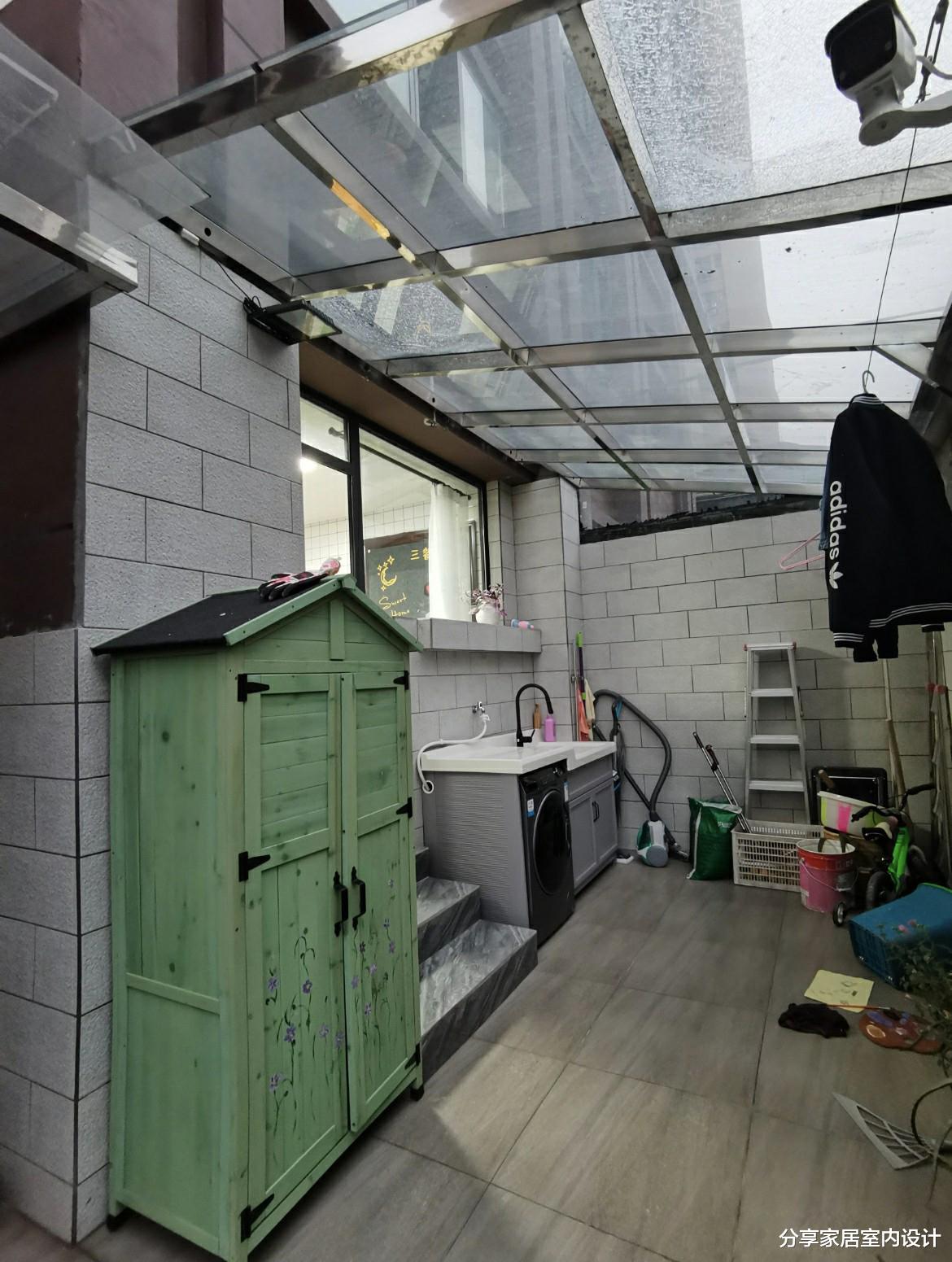 她家买二楼新房赠送80平露天超大阳台，真的是赚大了，让人羡慕！