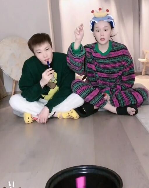 胡军|赵本山女儿高调秀恩爱，玩输游戏用拖鞋暴揍男友，男方吓得赶快跑