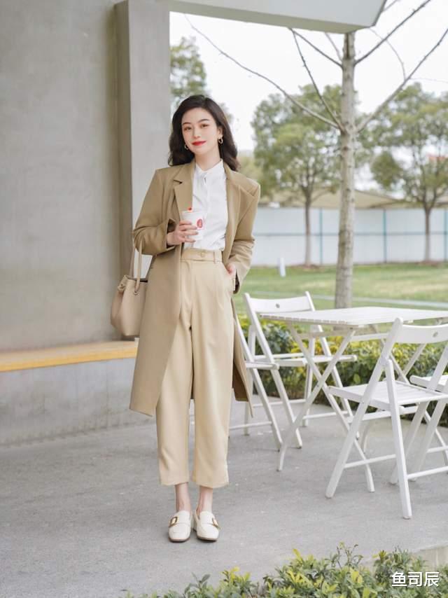 鱼司辰|穿上秋天的第一件大衣,搭配牛仔裤更实在,保暖又时尚,好美