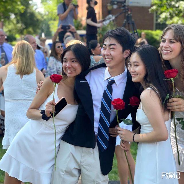 李连杰|李连杰小女儿高中毕业晒与同学开心合影 姐姐到场恭喜妹妹毕业
