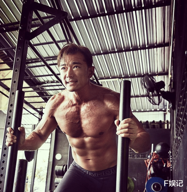 TVB|TVB小生一家五口为妈妈庆生 一家人穿亲子装拍温馨全家福