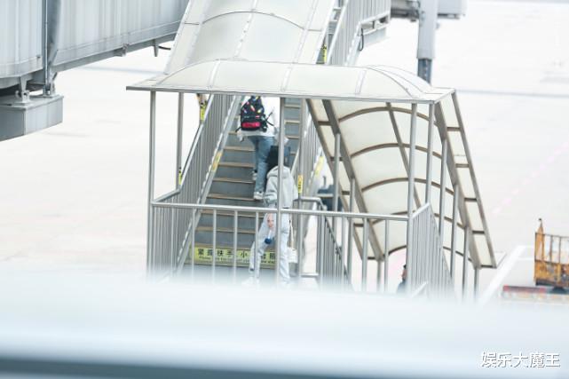 赵丽颖|赵丽颖刚离婚两天就投入工作太拼，手拎养身锤太起范，涂美甲寓意心情灰白？