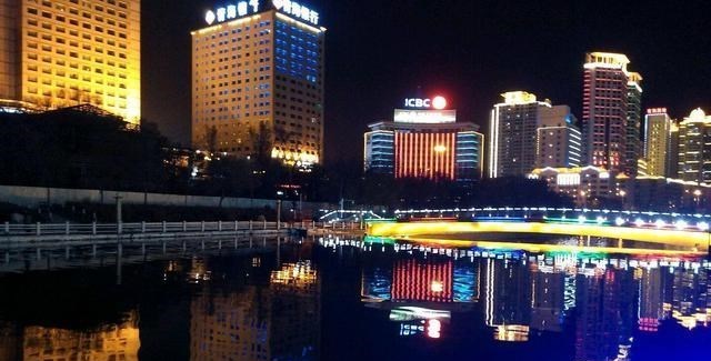 清影乱华裳 西宁，青海省会城市，按人均GDP计算，全市仅属于总体小康水平！