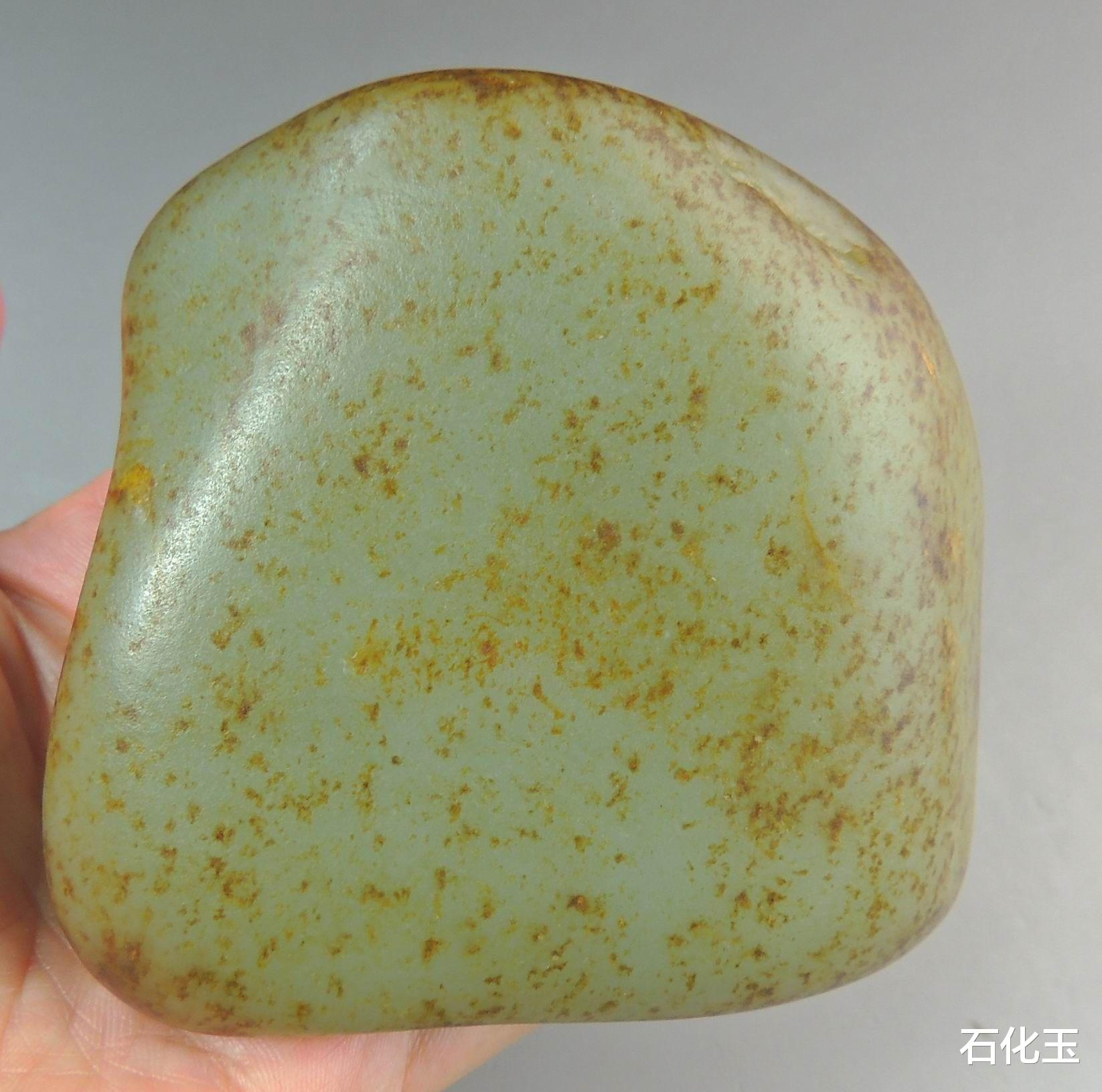 |和田玉洒金皮籽料，或聚或散，或浓或淡，星光点点，极具特色