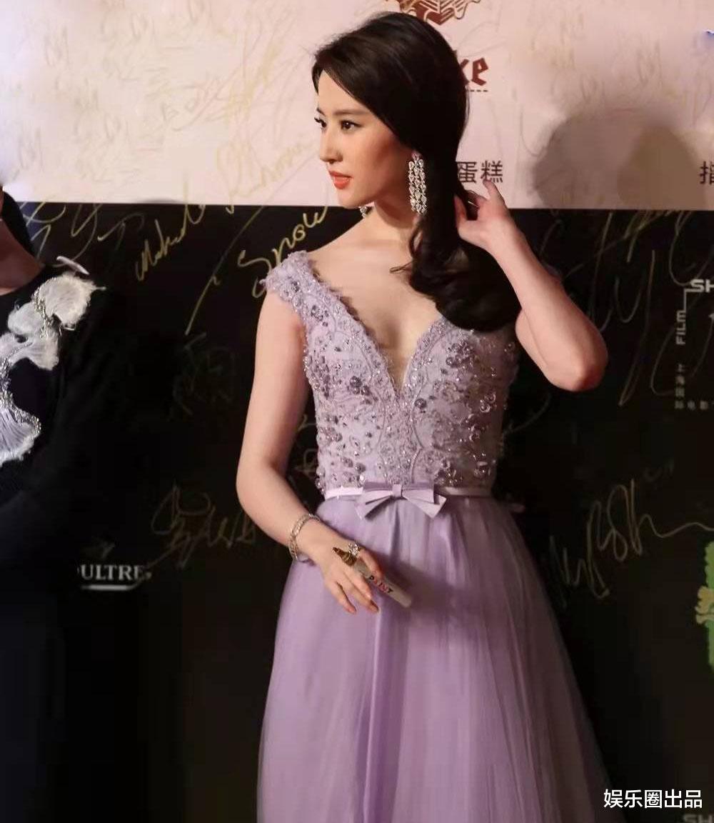 刘亦菲|刘亦菲活动旧照被翻出，穿低领纱裙扎马尾辫，被指平平无奇