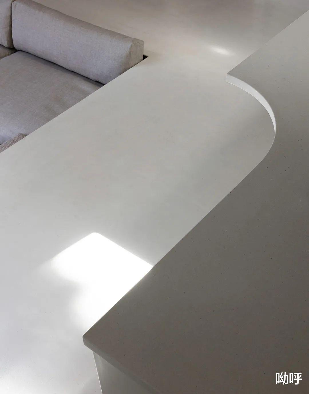 拥有下沉式空间的纯色豪宅