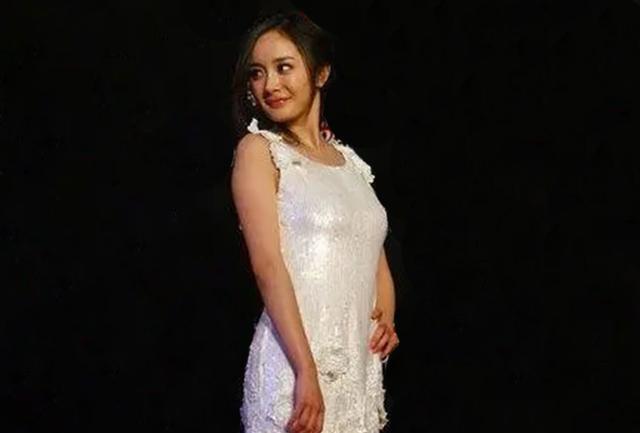 杨幂|杨幂穿无袖长裙走红毯，被指“衣不称身”，身材状态引起热议