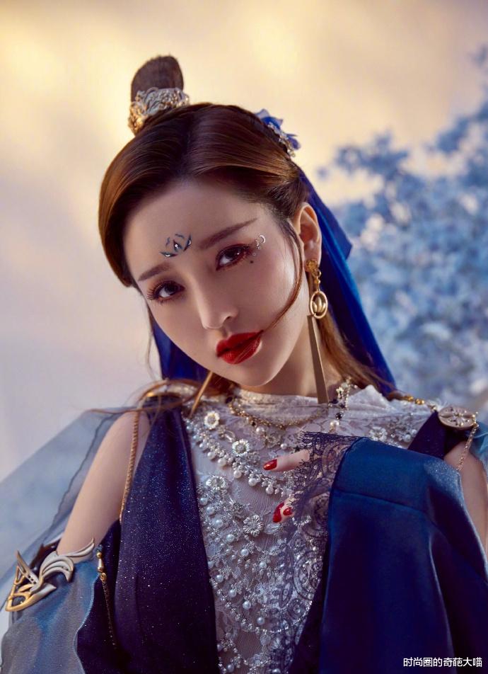 冻龄|美人金莎果然与众不同，10天不洗头照样美成画报，油头成加分亮点