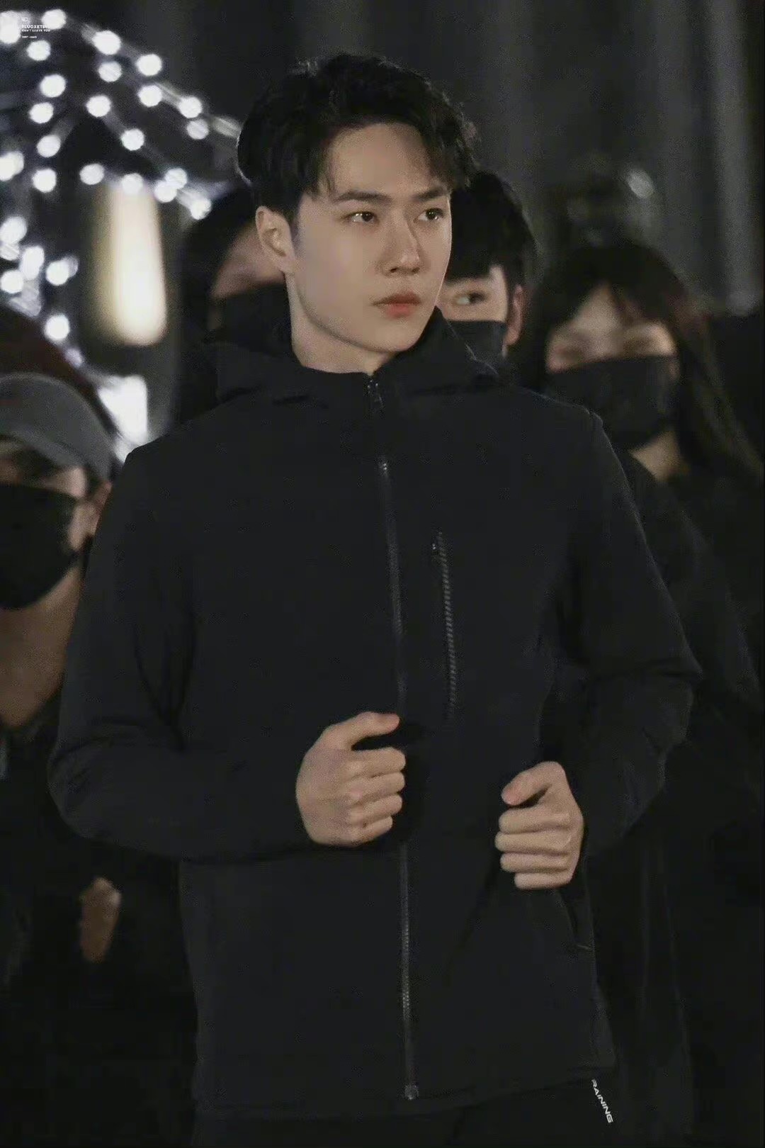 王一博|霸总行为！雷军包机接王一博参加活动，还万人陪跑……