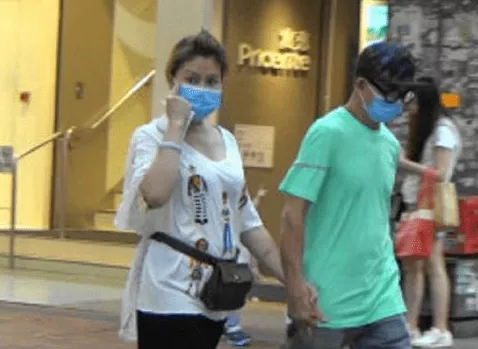 梅艳芳|梅艳芳哥哥公开牵手“小三”惹争议,网友:他老婆到底是咋想的?