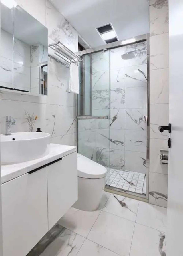 设计师|96平黑白原木色二居，餐桌顶部做了柜子延伸设计美观又实用