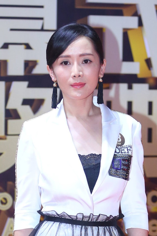 Lady变美日记|车永莉造型时髦却不失优雅，穿搭白色西装配“蚊帐”，挺有新意