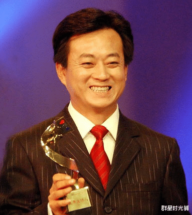 |朱军背后的女人谭梅,从文艺女兵到商业女强人,不靠丈夫也能成功