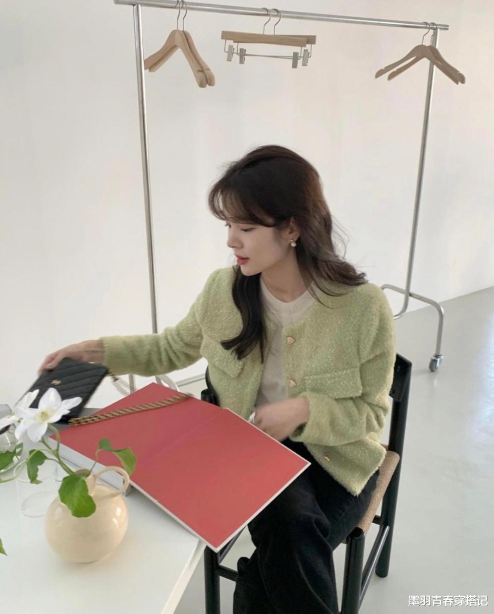 墨羽青春穿搭记 2021年流行“绿”太美了，冬天穿上它，显白显气质，不挑年龄肤色
