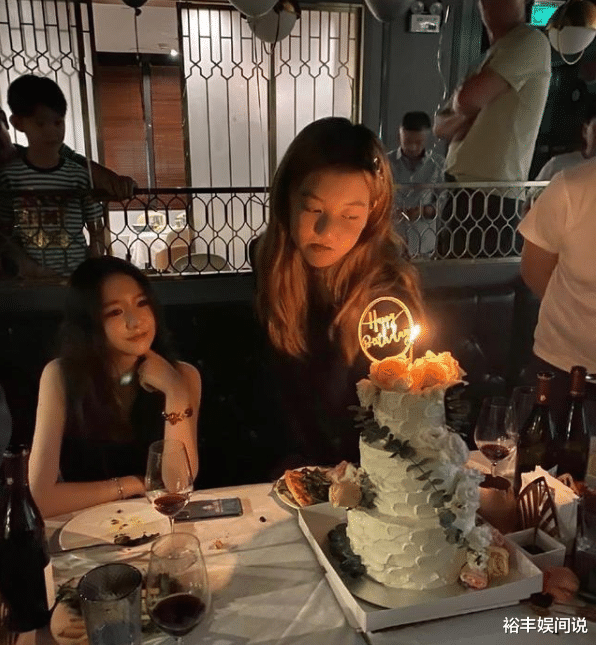李嫣|李嫣携闺蜜游环球影城！穿牛仔短裤秀美腿，手拿价值2万多的包