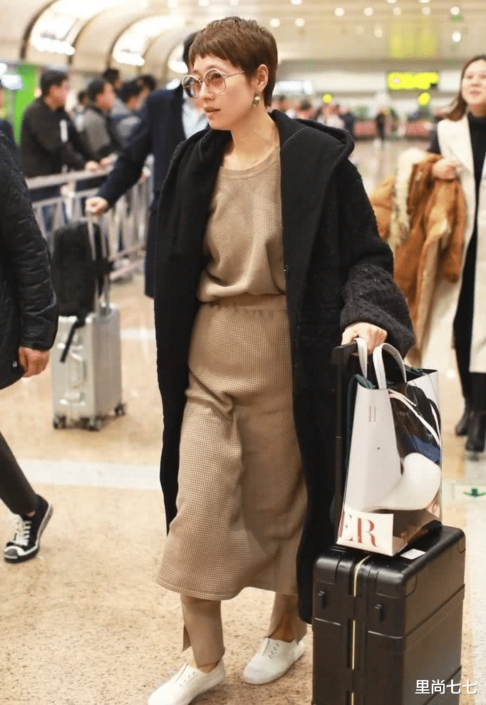 沈腾|马伊琍全天陪伴女儿比赛，她裤子提太高好尴尬，12岁女儿侧脸扁平