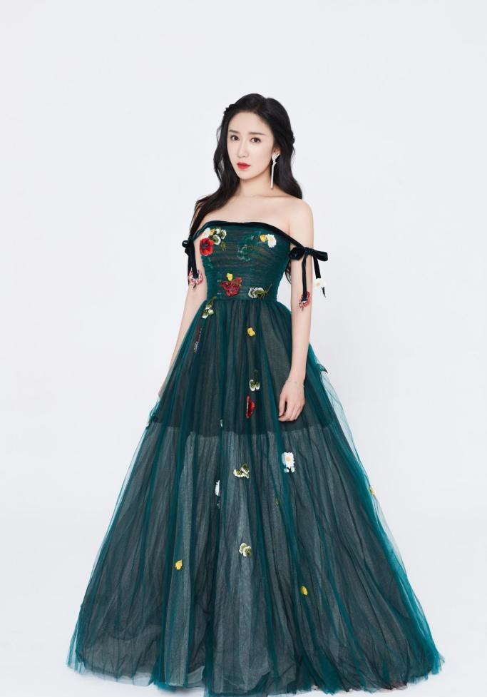 可馨育娃|娄艺潇美得没瑕疵，一袭“竹叶裙”真温婉，但好身材却藏不住