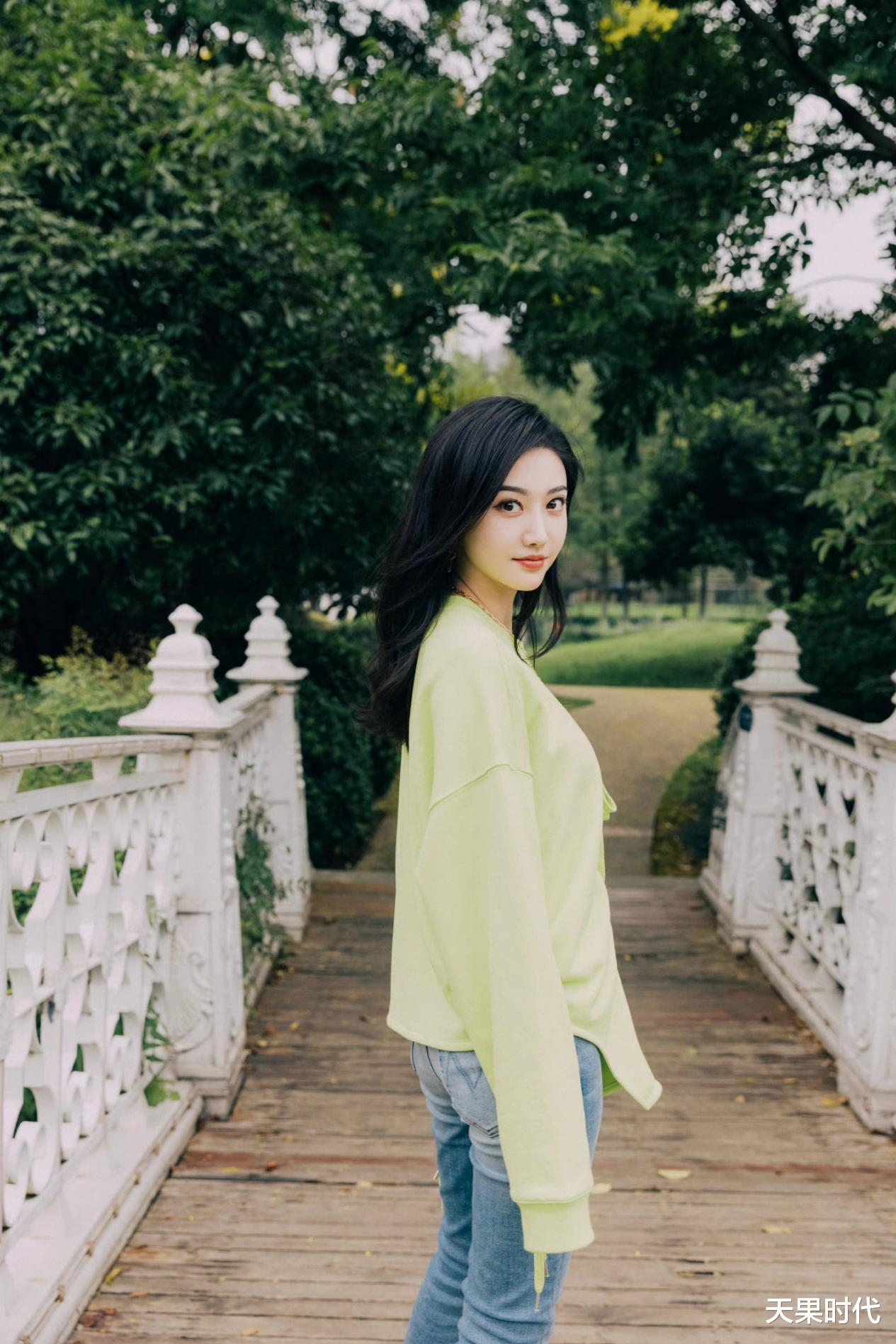 天果时代 景甜的私服太接地气了,穿绿色卫衣搭配牛仔裤,青春活泼又减龄