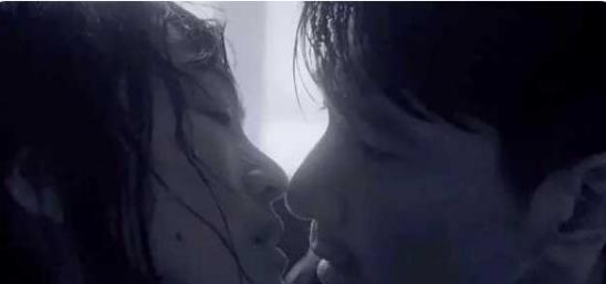 杨幂|北影节的红毯造型巩俐霸气，佟丽娅璀璨美艳，baby踩恨天高抢镜