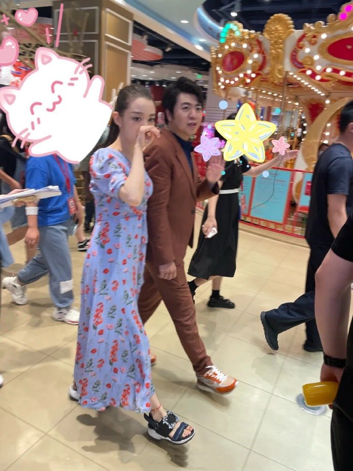 猫姐穿搭经|郎朗夫妇商场被偶遇，生图下吉娜高发际线抢镜，穿裙子真有女人味