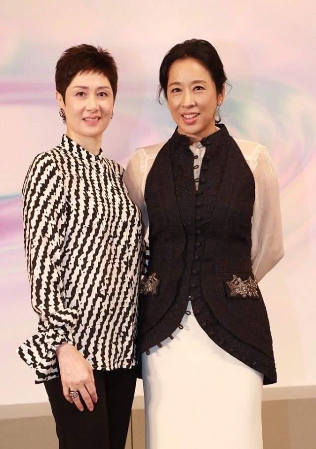 潮帮先生|朱玲玲奶奶年纪也时髦，蕾丝裙外面套马甲，有皱纹也藏不住贵妇范