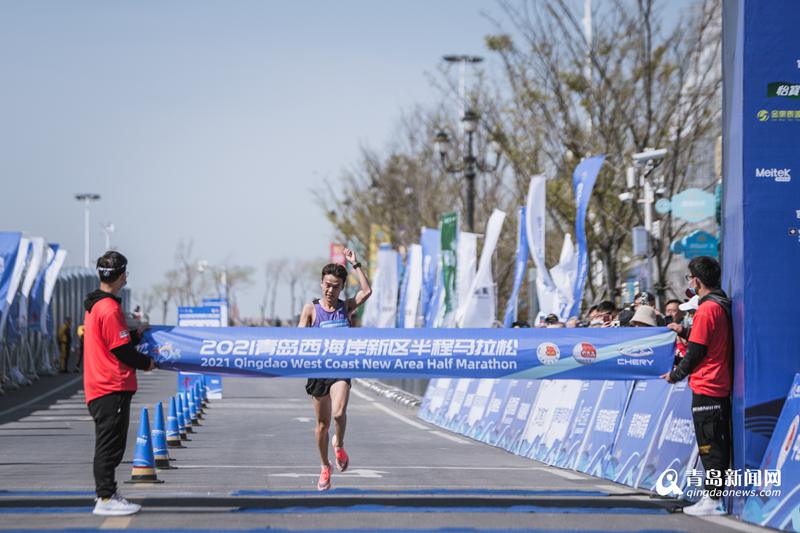 态度青岛 8000余人参与 西海岸新区半程马拉松鸣枪开跑