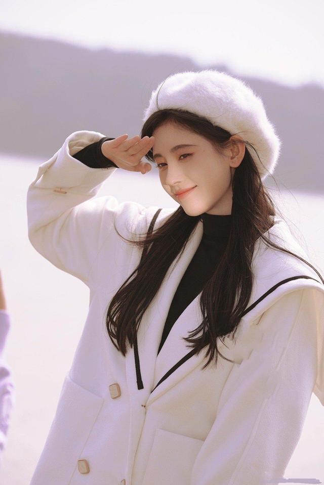 赵丽颖|必备单品！热巴的贝雷帽，赵丽颖的针织衫，吴宣仪的牛仔外套 。