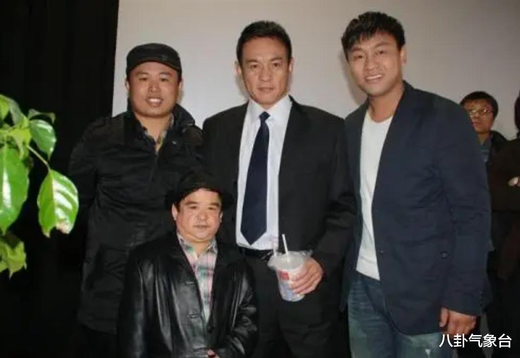 周浩东|演员周浩东，27岁上北电，养父是他前行路上最大的支持