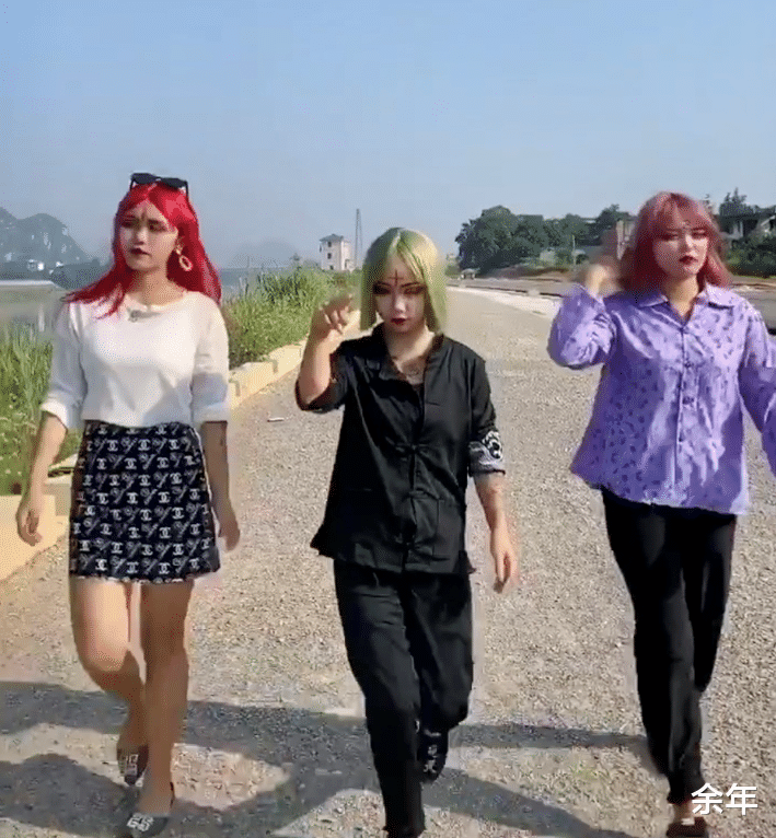 余年 广西3个精神小妹，吃完60元钱夜宵，等人转夜宵钱，等了一夜