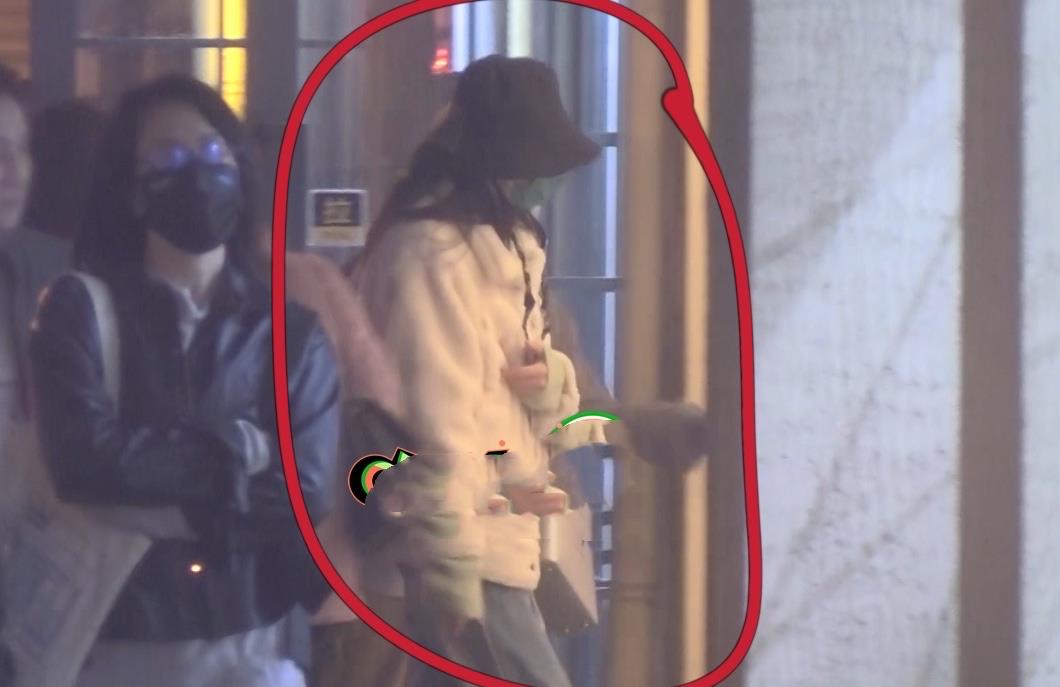 迪丽热巴|热巴懒理和杨洋绯闻!深夜去蛋糕店打卡,只拍不吃好浪费