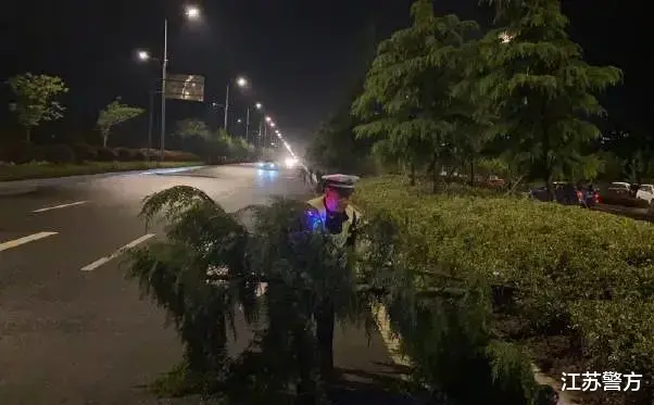 江苏警方 灾情就是命令！江苏警方迅速投入抢险救灾全力守护人民群众生命财产安全