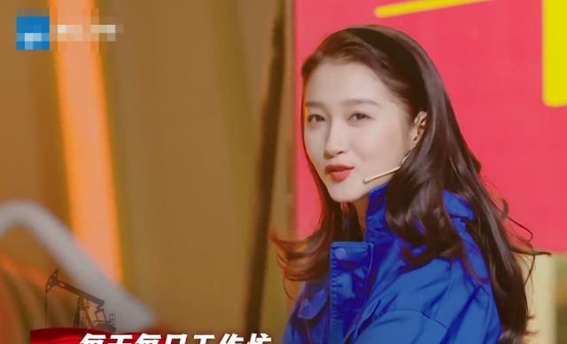 关晓彤|关晓彤穿80年代工厂服，脚上鞋子却成最大亮点：数她尊重历史