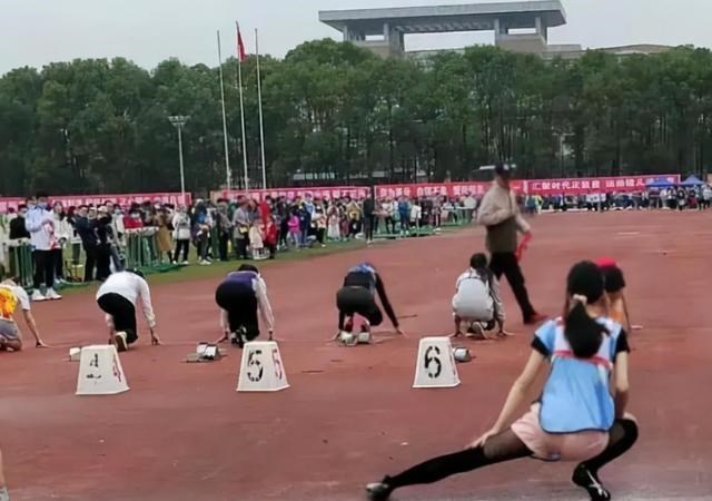 天明情感说 高校女生参加赛跑，穿黑裤袜夺冠引网友吐槽：这是新型“运动媛”