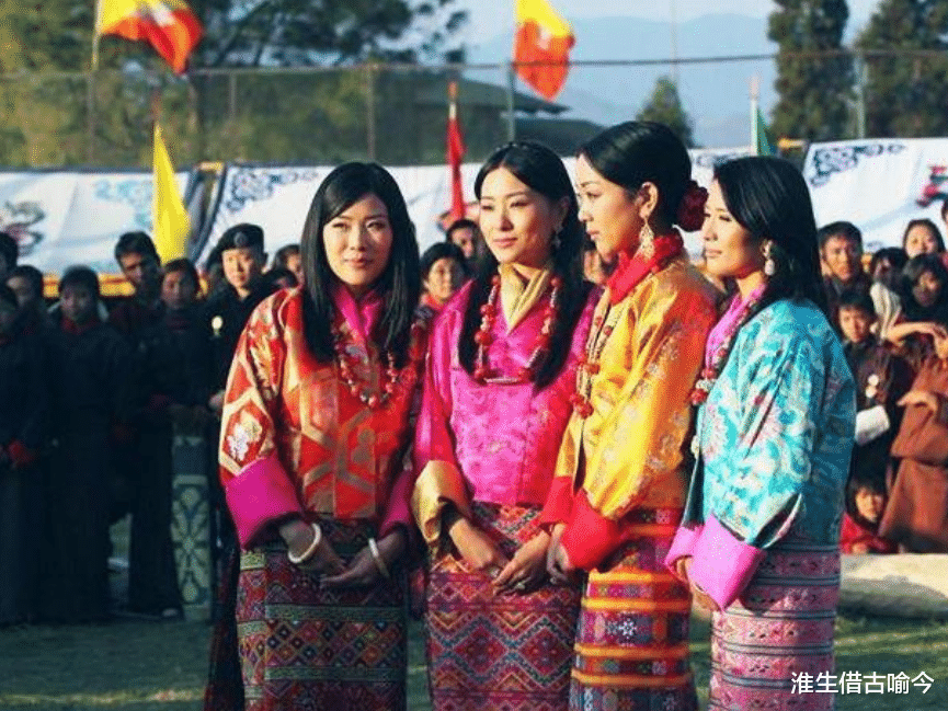 21歲不丹王後出訪日本：粉嫩和服讓國王心醉，穿正黃色贏瞭紀子妃-圖10
