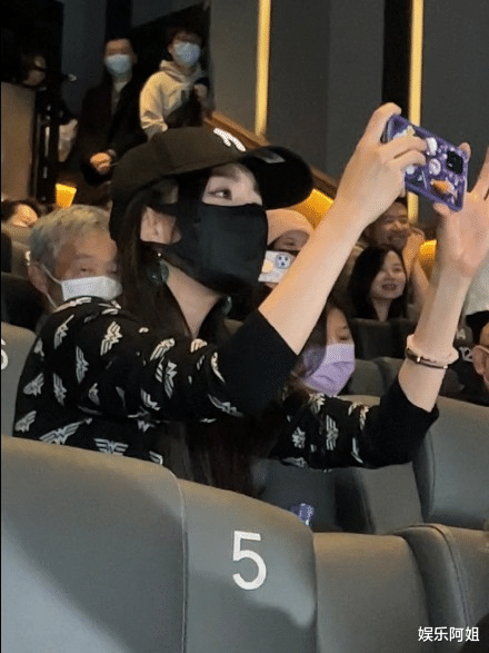 成东镒|杨幂化身观众现身影院！包裹严实仍遮挡不住美貌，水灵眼睛太动人