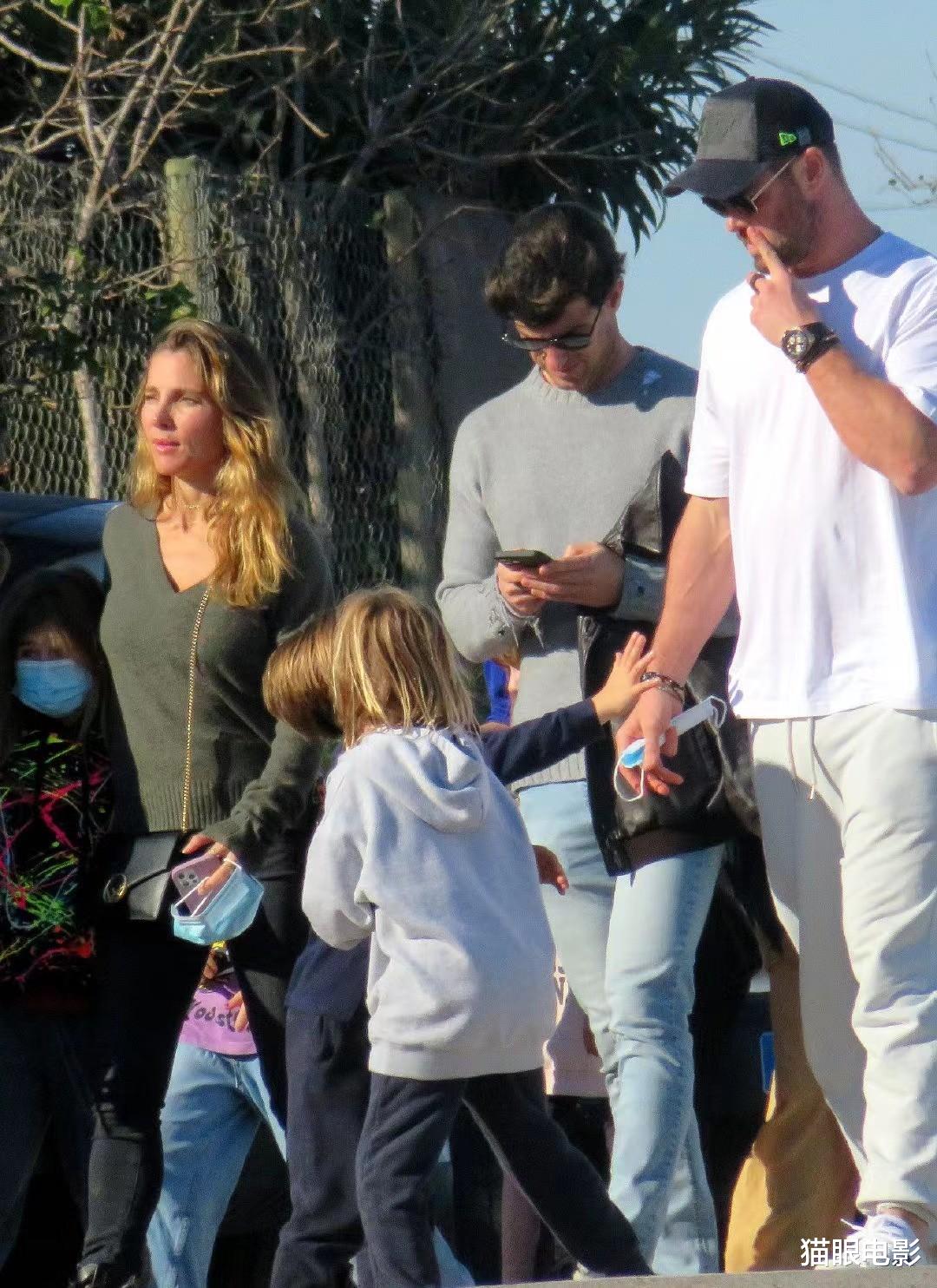 克里斯·海姆斯沃斯|漫威雷神一家5口度假！3个儿女金发抢镜，孩子还穿了猫版复联英雄