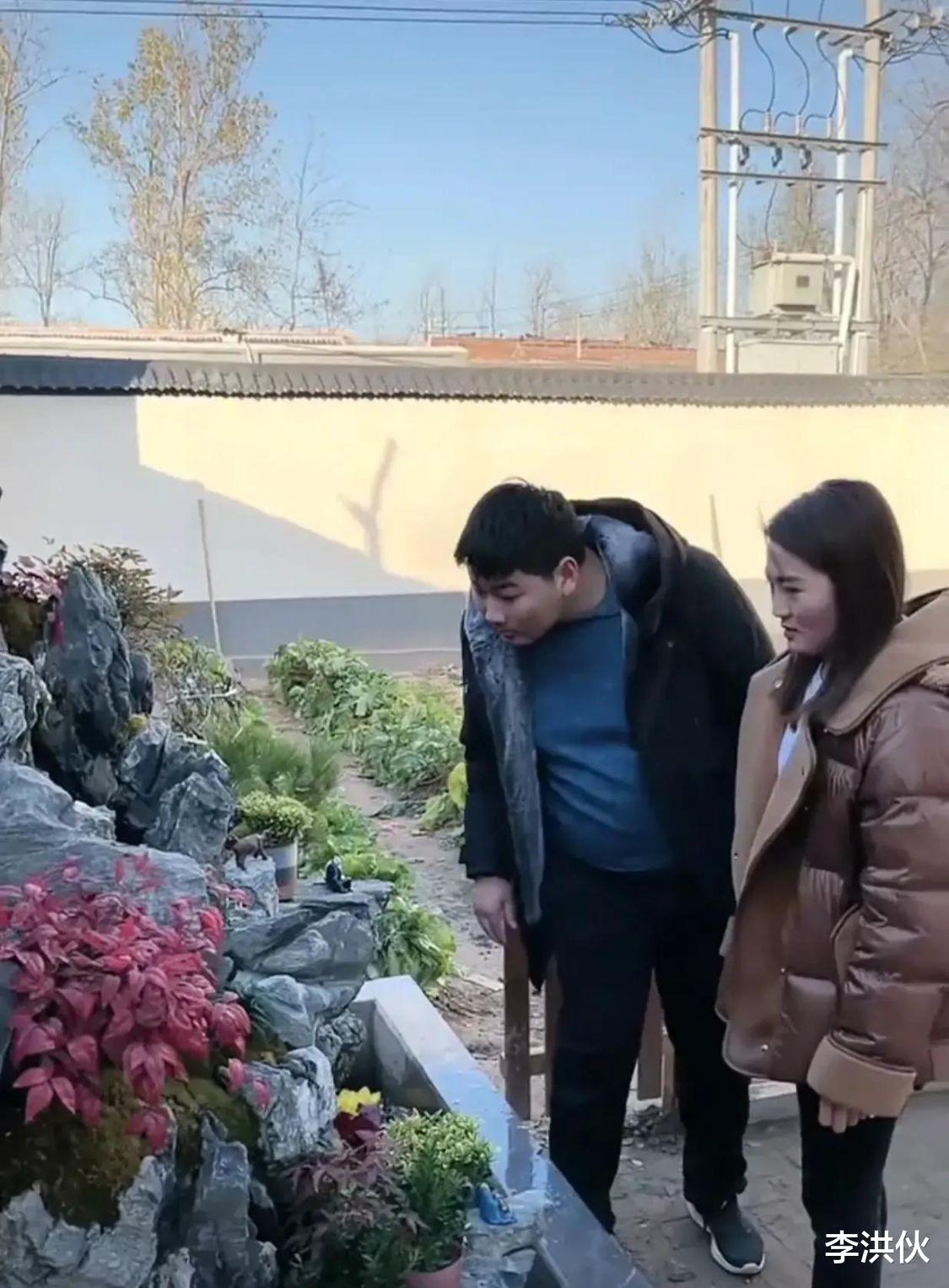 朱单伟|朱单伟成抢手货，离婚后立马相亲，被与亚男同名的女生拉横幅求婚