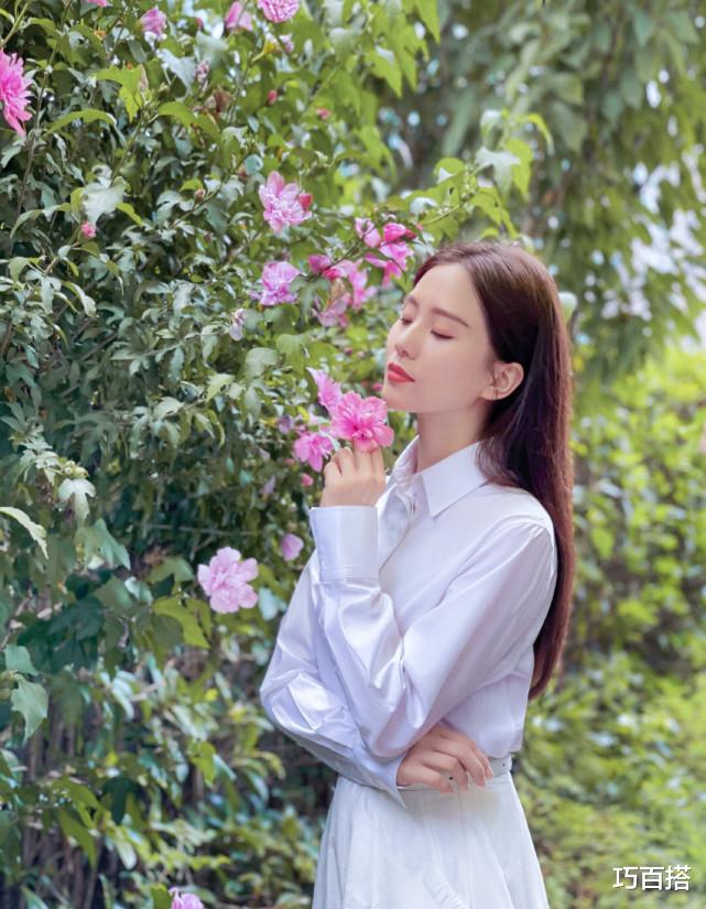 巧百搭|刘诗诗当妈之后更有气质了！一袭白裙清纯又可人，美得高级