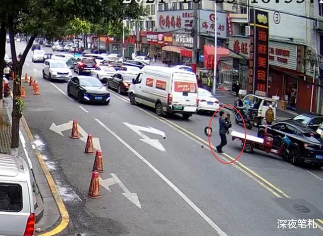 湖南长沙,2岁娃误发动三轮车,冲出马路,撞击轿车,严重受伤!