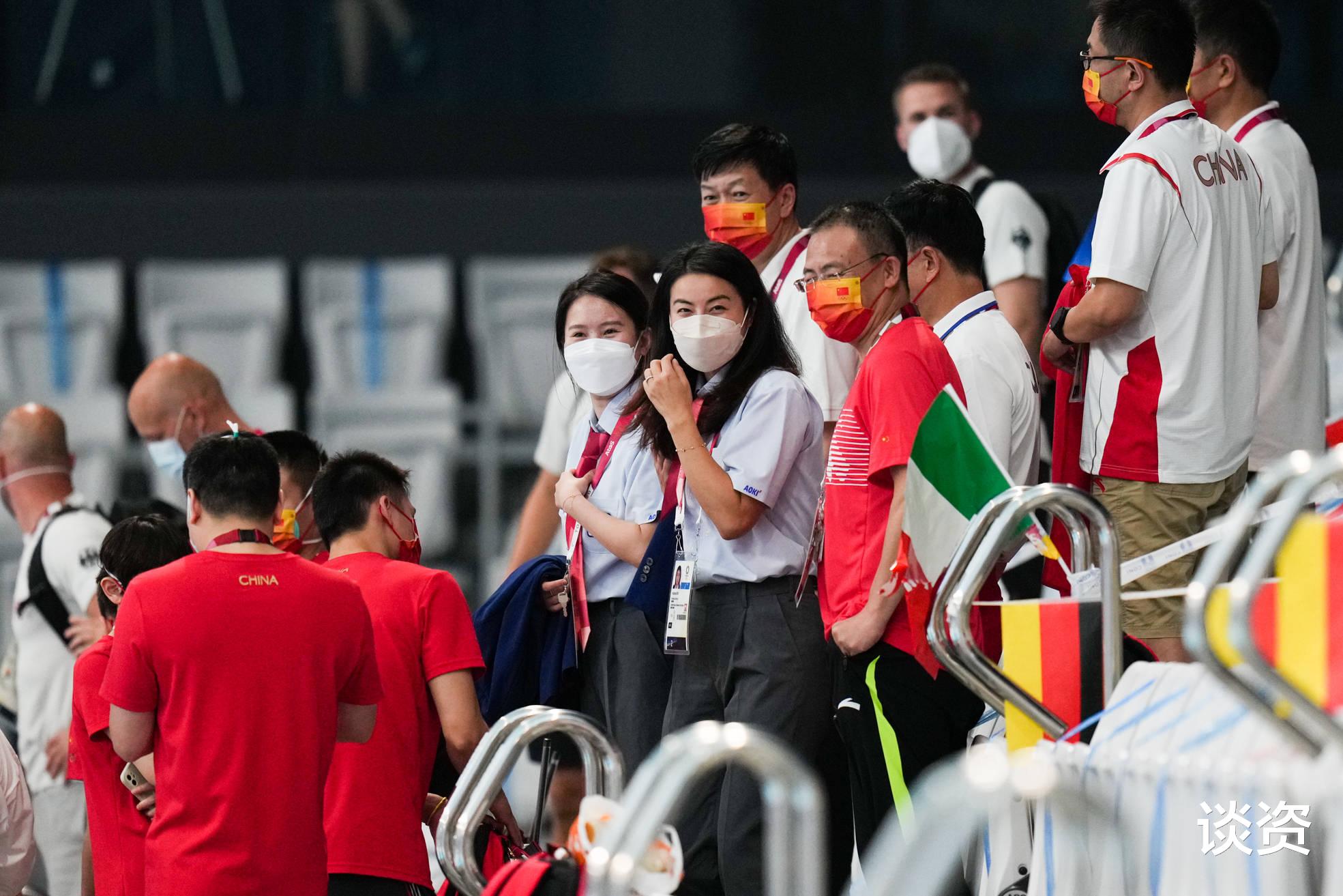 郭晶晶|郭晶晶穿裁判制服亮相奥运会，坐姿好霸气，不愧是自己熟悉的主场