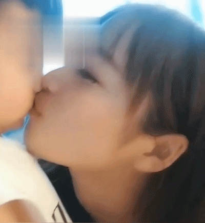 教室 教室成老师片场，上课对着镜头搔首弄姿！看了视频后家长彻底坐不住了