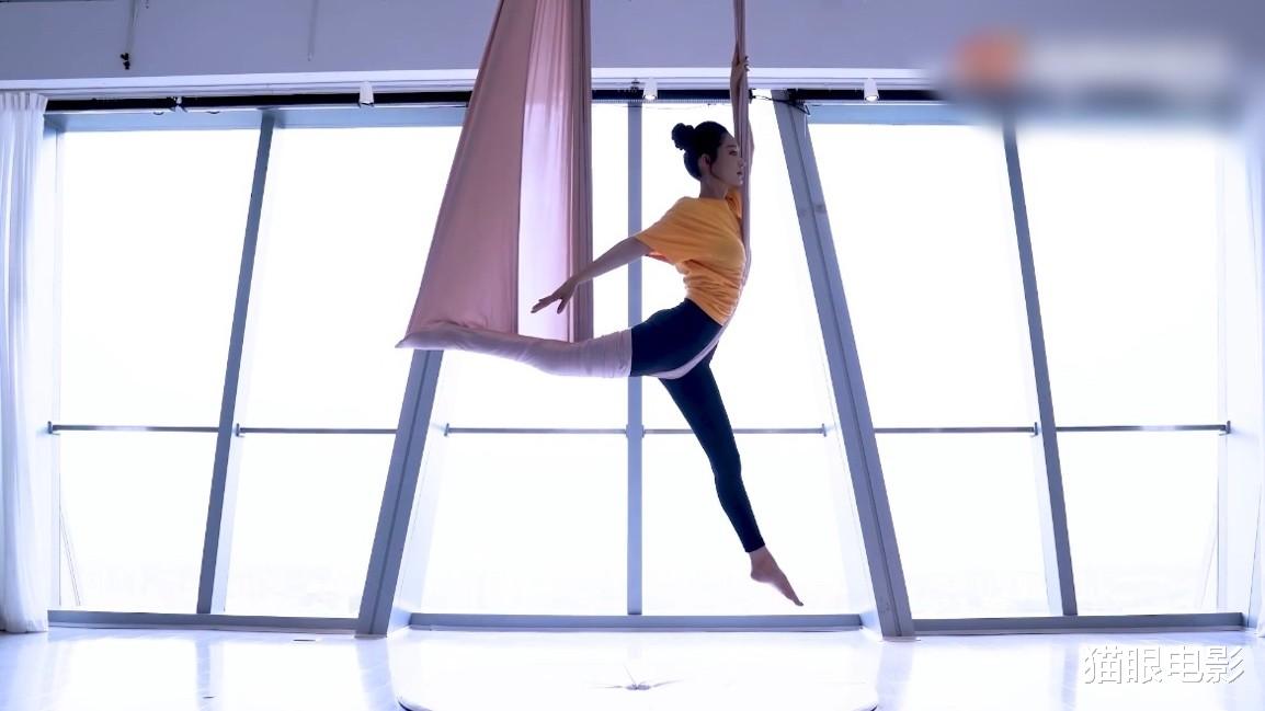 李沁|31岁李沁练空中瑜伽好美！丝带上劈叉身姿婀娜，新剧搭档任嘉伦
