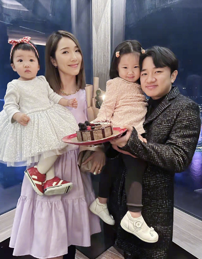 王祖蓝|王祖蓝晒全家福为俩女儿庆生，1岁妹妹很高冷，3岁姐姐镜头感十足