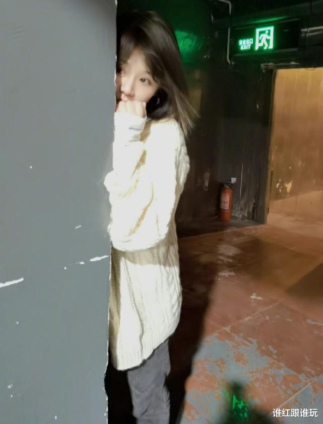 马思纯|马思纯久违的晒全身照，却因用墙挡住肚子，而再度被质疑怀孕